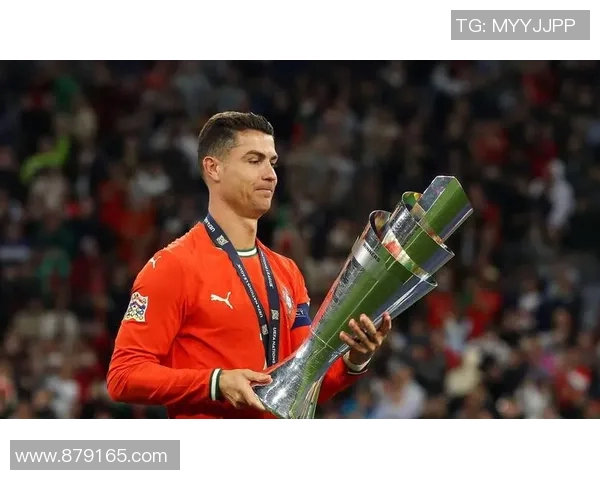 葡萄牙足协宣布C罗将继续为国家队效力，球迷欢呼不已